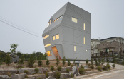Casa cu arhitectura futurista si interioare vesele