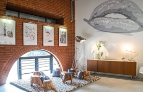 Un loft industrial cu decoratii artistice