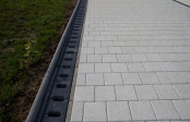 Rigole din beton compact pentru zone cu trafic pietonal redus