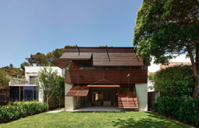 Casa Pittwater isi cauta racoarea in anvelopanta compusa din obloane rabatabile