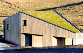 O casa se foloseste de materiale naturale pentru a disparea in peisaj