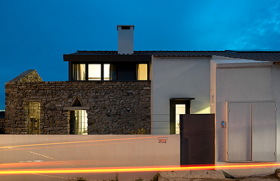 Casa Cabrela, locuinta moderna invaluie ruinele din piatra