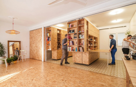 Module culisante transforma interioarele unui apartament din Madrid
