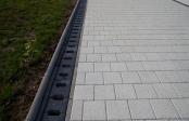 Rigole din beton compact pentru zone cu trafic pietonal redus