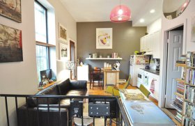 Un duplex mic dar plin de culoare in Brooklyn