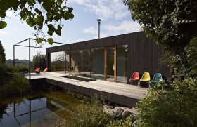O casa pe picioroange sta suspendata deasupra unei piscine naturale