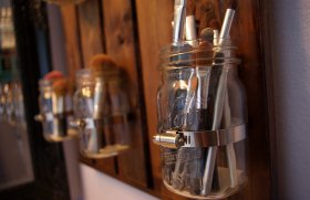 Depozitare pentru produse cosmetice : paleti si borcane