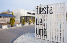 Magazin de vinuri construit din paleti