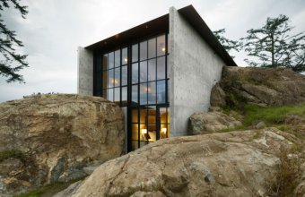O casa ascunsa printre stanci