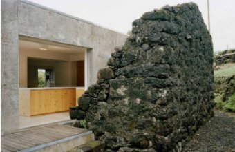 Ruine din piatra incadreaza noua structura din beton a casei E/C