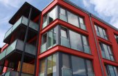 Arhitectii prefera tot mai mult ferestrele din PVC acrylcolor, in nuante de gri, in locul profilelor din aluminiu