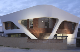 Fatada geometrica invaluie o casa din Israel