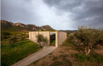 O casa din beton din Grecia isi deschide interioarele spre muntii Gerania
