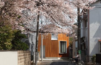 O casa construita cu vederi spre un cires japonez