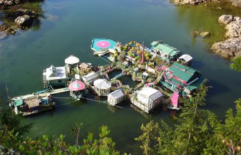 Un cuplu de artisti si-a construit, timp de 20 de ani, propria locuinta plutitoare