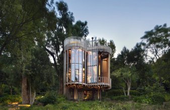 O casă în copaci cu interioare incredibil de luxoase