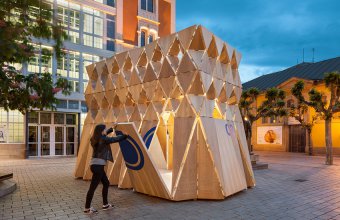 Un pavilion din lemn care se împăturește precum un origami