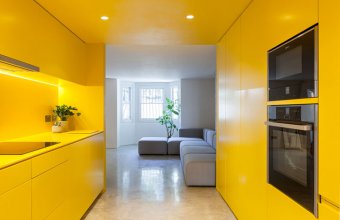 O bucătărie complet galbenă care luminează întreaga locuință 