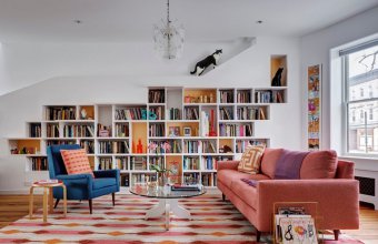 O casă plină de energie pentru iubitorii de cărți și pisici 