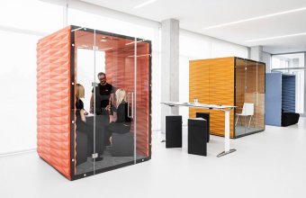 Cabine izolate fonic transformate în spații de lucru private pentru birourile în plan deschis