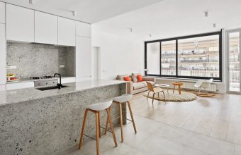 Un apartament amenajat cu granit gri și ziduri albe stălucitoare