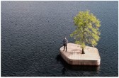 O insulă plutitoare artificială, cu doar un singur copac - neconvențională, dar oare cât de practică?