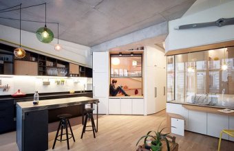 Doi designeri de interior și-au făcut o locuință luminoasă dintr-un garaj vechi din Paris