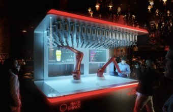 Un arhitect a construit un robot care poate prepara orice băutură în câteva secunde