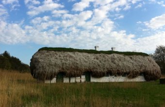 O casă de poveste cu acoperiș din alge marine și tot ce trebuie pentru un trai confortabil