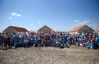 Misiune &icirc;ndeplinită: Sute de voluntari au construit opt case &icirc;n cinci zile