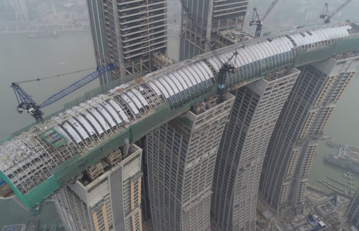 Reușită inginerească impresionantă: Un coridor lung de 300 de metri construit peste 4 zgârie-nori