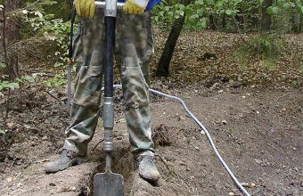 Dispozitiv cu aer comprimat pentru sapaturi si decopertari dificile
