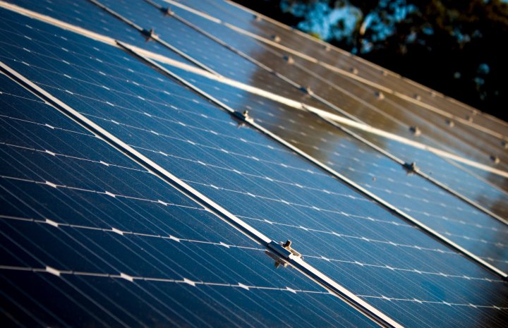 &Icirc;ncepe programul de instalare a panourilor fotovoltaice cu bani de la stat! Ce trebuie să știi