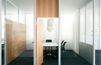 Compartimentari pentru birouri cu usi si pereti din sticla sau lemn