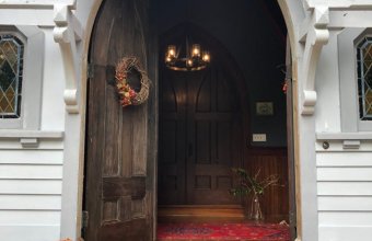 O biserică de 120 de ani transformată într-o locuință pentru o familie cu trei copii
