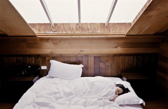 O culoare foarte populară pentru pereții dormitorului îți afectează somnul. Ce să alegi în schimb