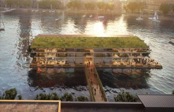 Un birou plutitor complet off-grid este construit pe un râu din Europa