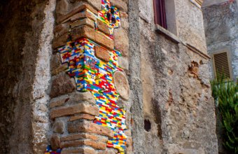 Acest artist repară clădiri în paragină din întreaga lume cu piese Lego (Foto)