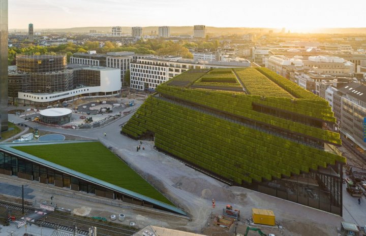 Cea mai mare faţadă verde din Europa este acoperită cu opt kilometri de garduri vii