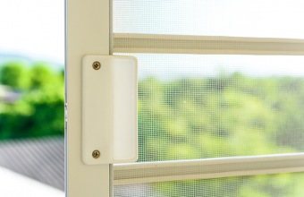 Plase anti insecte pentru ferestre