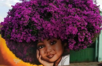 Un artist stradal integrează coroanele arborilor în portretele sale poetice