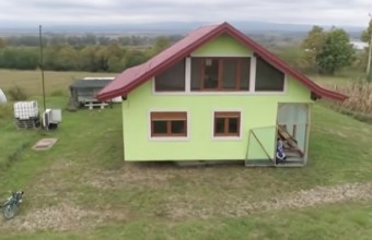 Pentru că soţia sa nu era mulţumită de privelişte, un bărbat i-a construit o casă care se roteşte (Video)