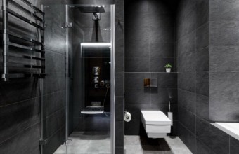 Gresie și faianță neagră în baie – idei pentru o amenajare elegantă