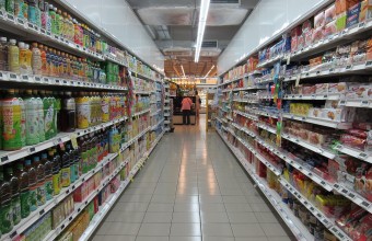 Teama de inflație îi determină pe români să consume mai puțin – studiu