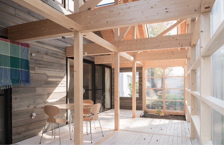 O structură din lemn adăpostește o casă în altă casă