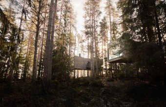Un hotel plutitor în inima unei păduri suedeze 