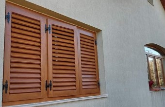 Trebuie să protejezi sau să reîmprospătezi ferestrele sau obloanele de lemn? 
