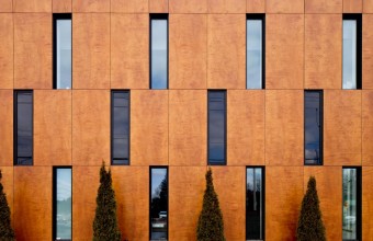 HPL cu finisaj din lemn natural, materialul ce oferă naturalețe estetică și unicitate pentru fațadă