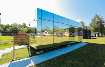 Mirror House – casa din oglinzi care se integrează în peisaj