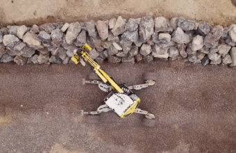 Un excavator robotic construiește un zid de piatră înalt de șase metri, fără asistență umană (Video) 